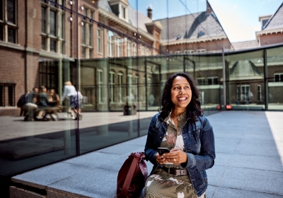 Afbeelding vrouw op bank buiten